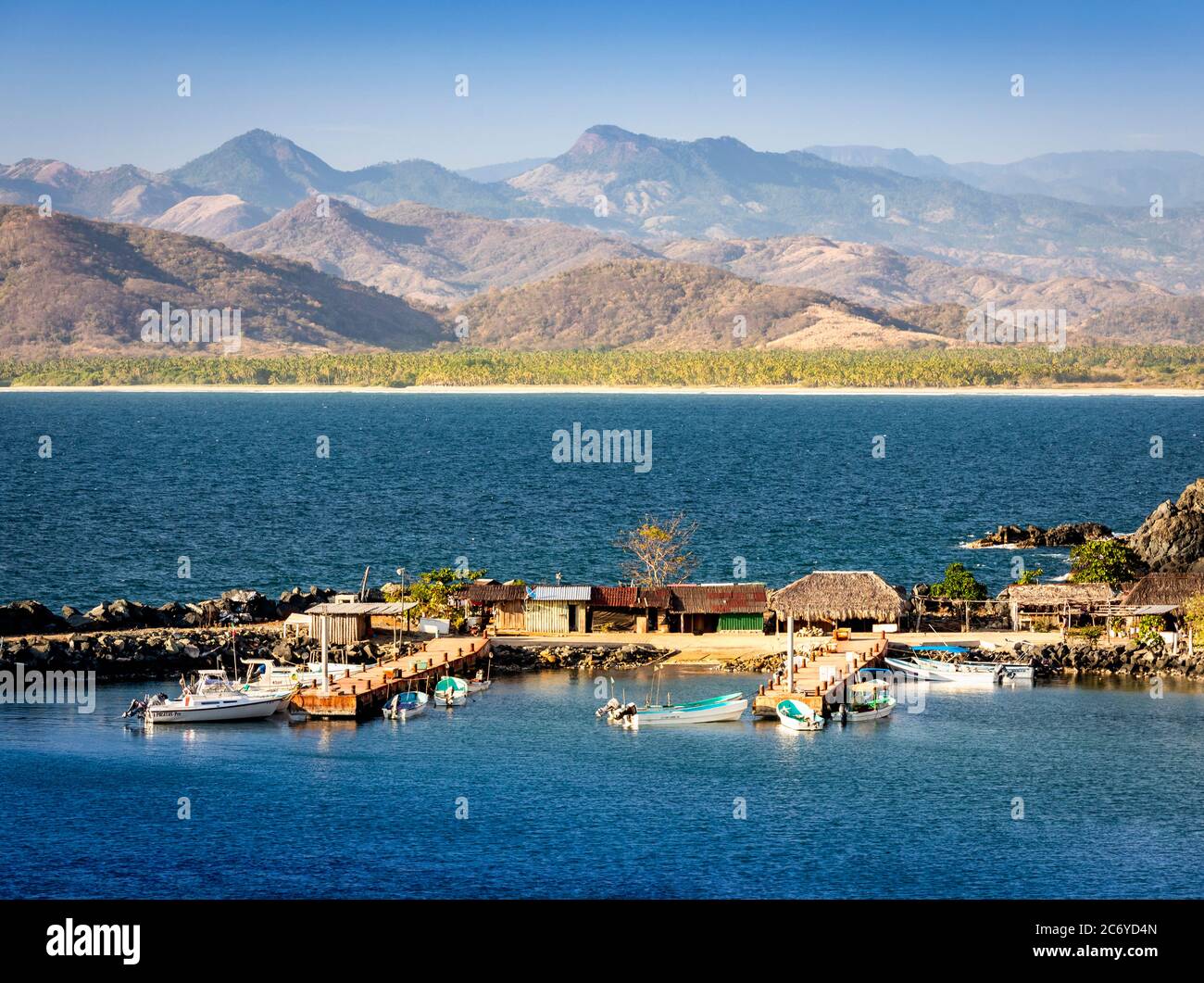Les quais de la petite ville de Puerto Vicente Guerrero dans l'état de Guerrero sur la côte Pacifique du Mexique. Banque D'Images