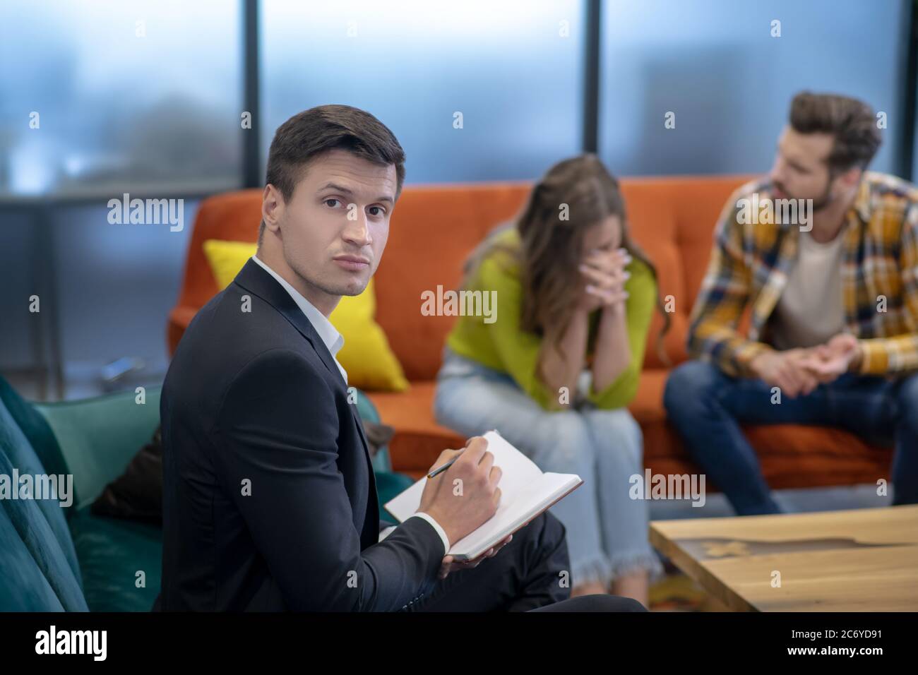 Psychothérapeute écoutant attentivement le jeune couple Banque D'Images