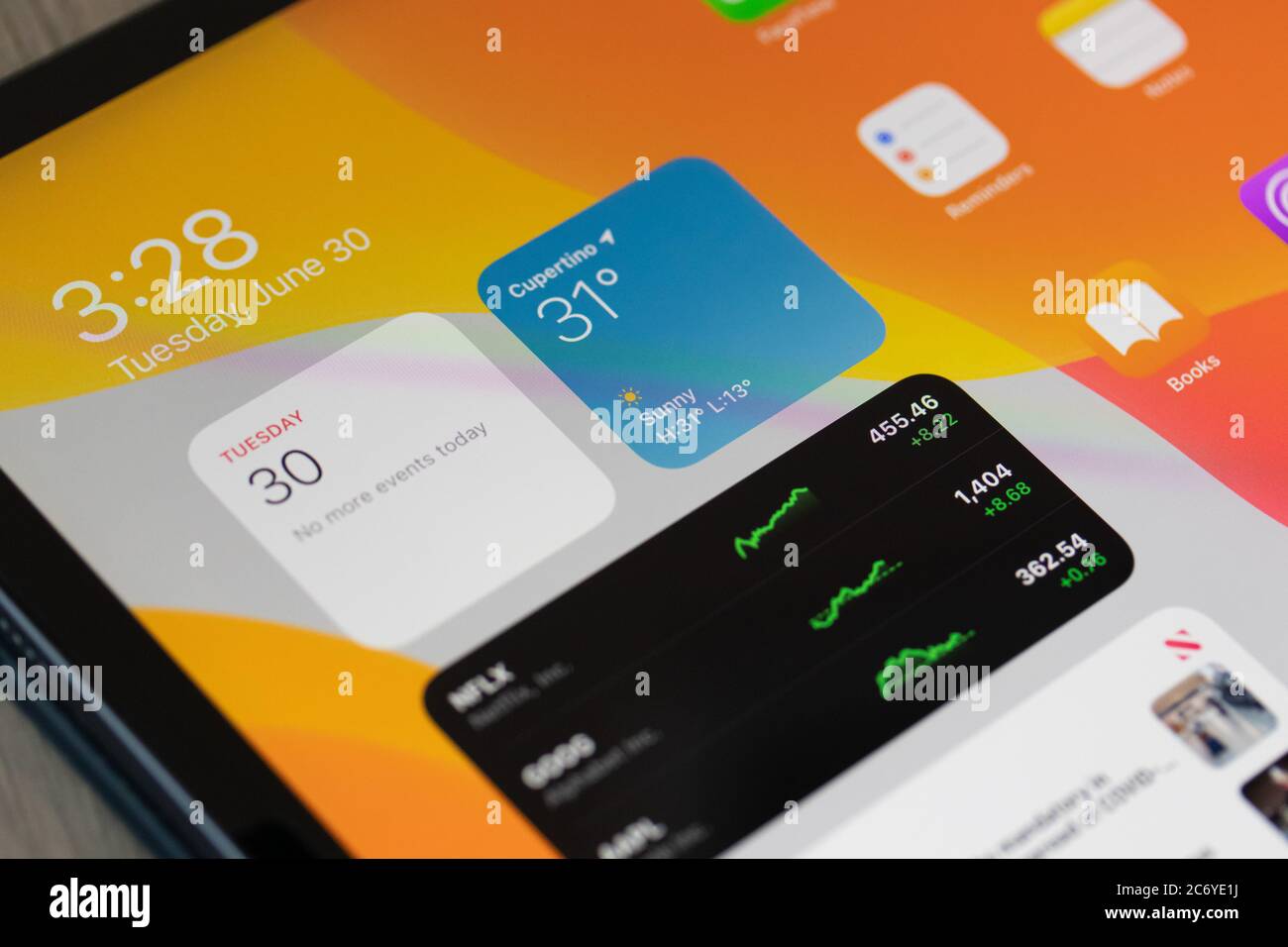 Gros plan sur la fonctionnalité distincte d'iOS 14, Widgets. Vu sur l'écran d'accueil d'un iPad. Banque D'Images