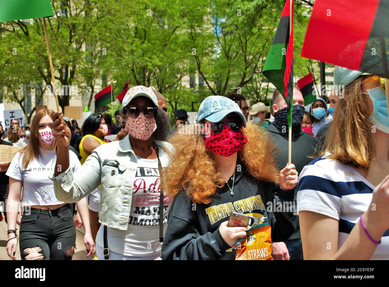 Dayton, Ohio, États-Unis 05/30/2020 des manifestants lors d'un rassemblement de personnes noires défilent dans la rue en tenant des panneaux et en portant des masques Banque D'Images