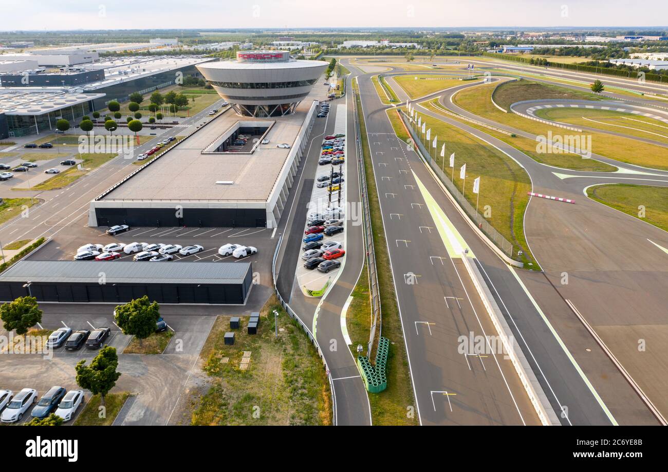 Leipzig, Allemagne. 26 juin 2020. La lumière du soir brille sur le circuit de l'usine Porsche de Leipzig. Le circuit de 3.7 kilomètres de long, certifié FIA, cite des sections célèbres du monde des sports mécaniques. De la Suzuka-S au carrousel du Nürburgring à la courbe de Lesmo de Monza. (Vue aérienne avec drone) crédit: Jan Woitas/dpa-Zentralbild/dpa/Alay Live News Banque D'Images