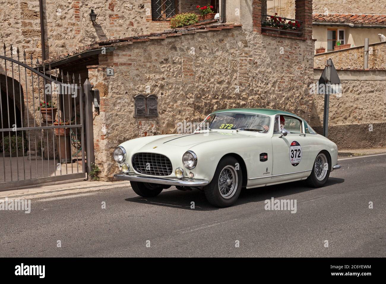 Voiture de sport d'époque Ferrari 250 GT Europa (1955) dans la course automobile classique mille Miglia, le 17 mai 2014 à Colle di Val d'Elsa, Toscane, Italie Banque D'Images