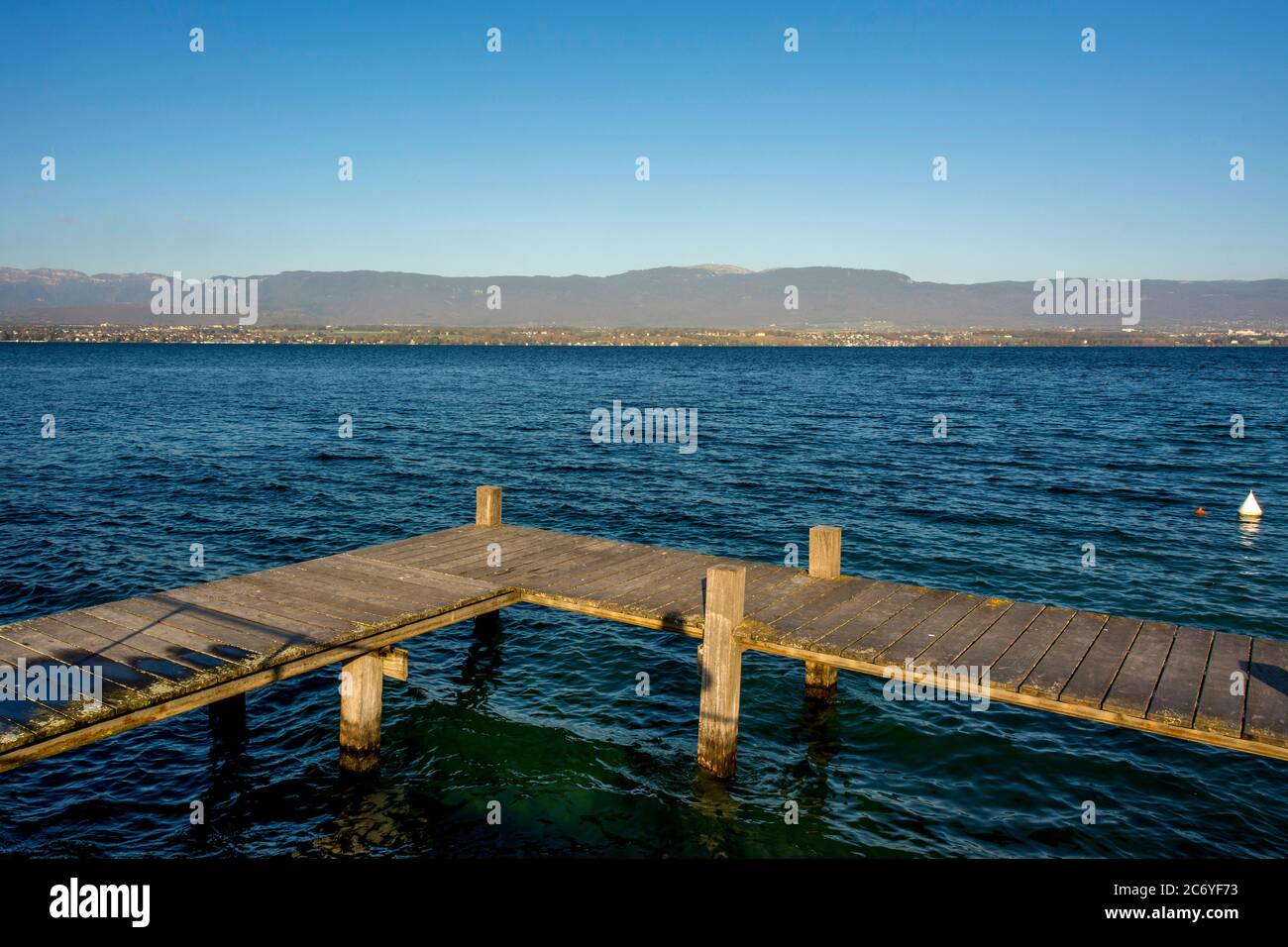 Jetée sur le lac Léman à Chens sur Leman. Haute Savoie. Auvergne-Rhône-Alpes. France Banque D'Images