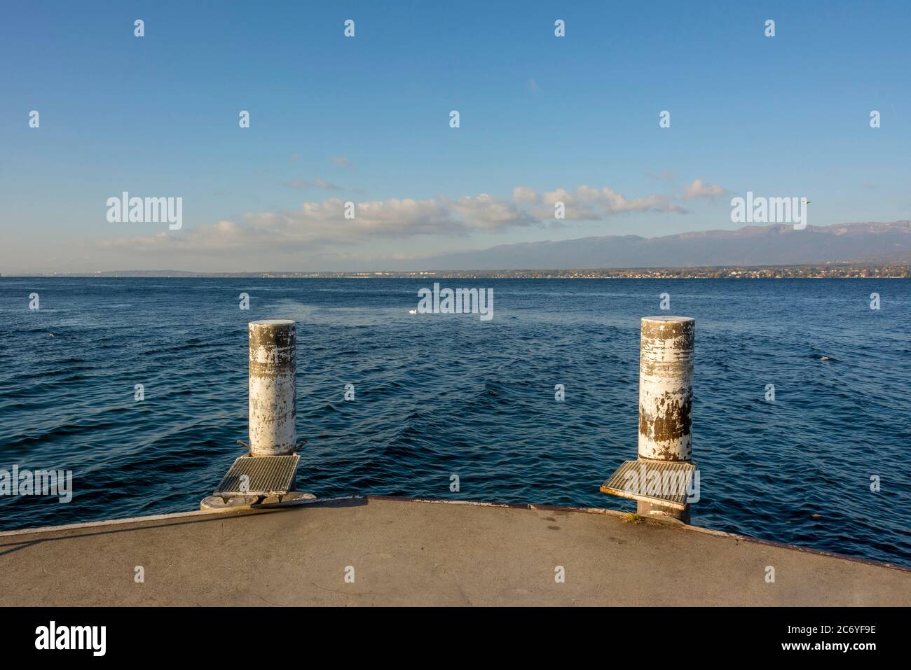 Jetée sur le lac Léman à Chens sur Leman. Haute Savoie. Auvergne-Rhône-Alpes. France Banque D'Images