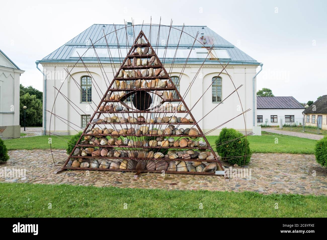 Une sculpture en œil de roche en face de l'ancienne synagogue juive d'hiver, aujourd'hui un centre culturel. À Kedainiai, Lituanie. Banque D'Images