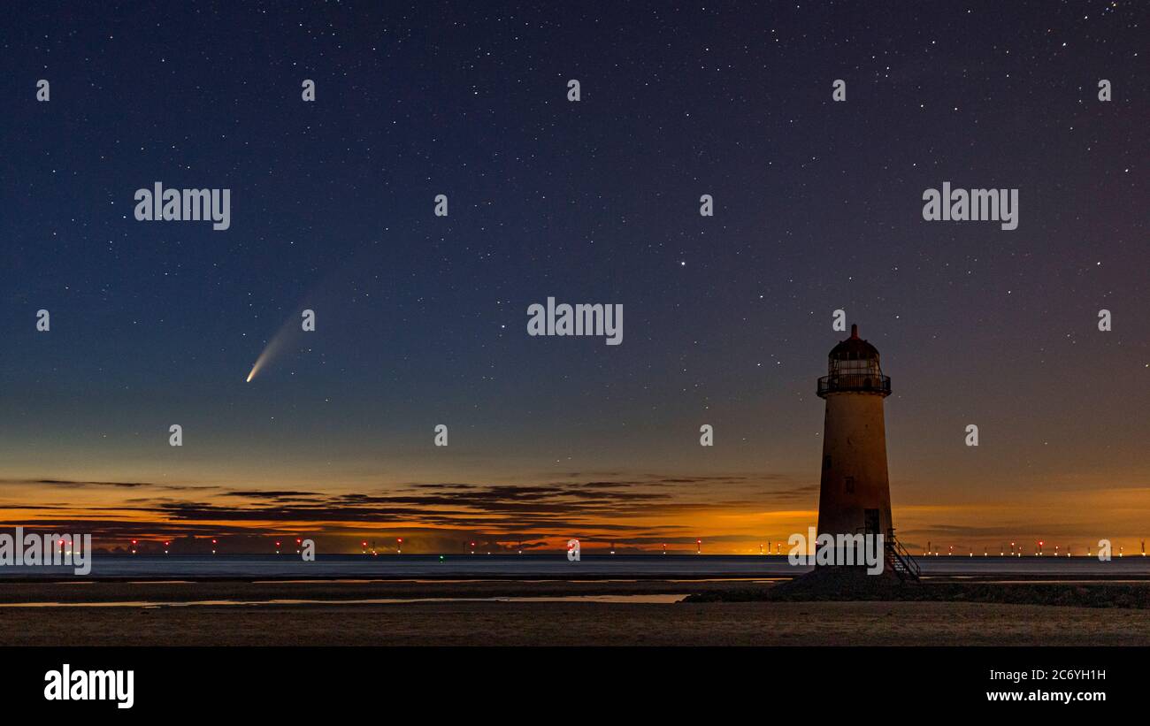 Comet Neowise au-dessus du phare de la pointe d'Ayr à minuit, au nord du pays de Galles Banque D'Images