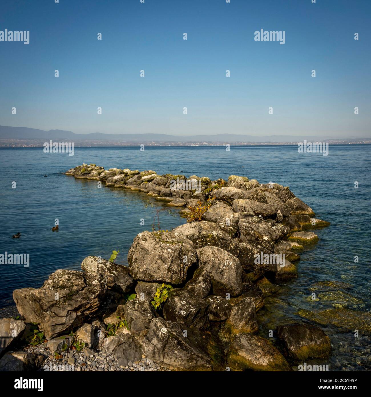Jetée en pierre sur le lac Léman, haute Savoie, Auvergne-Rhône-Alpes, France Banque D'Images
