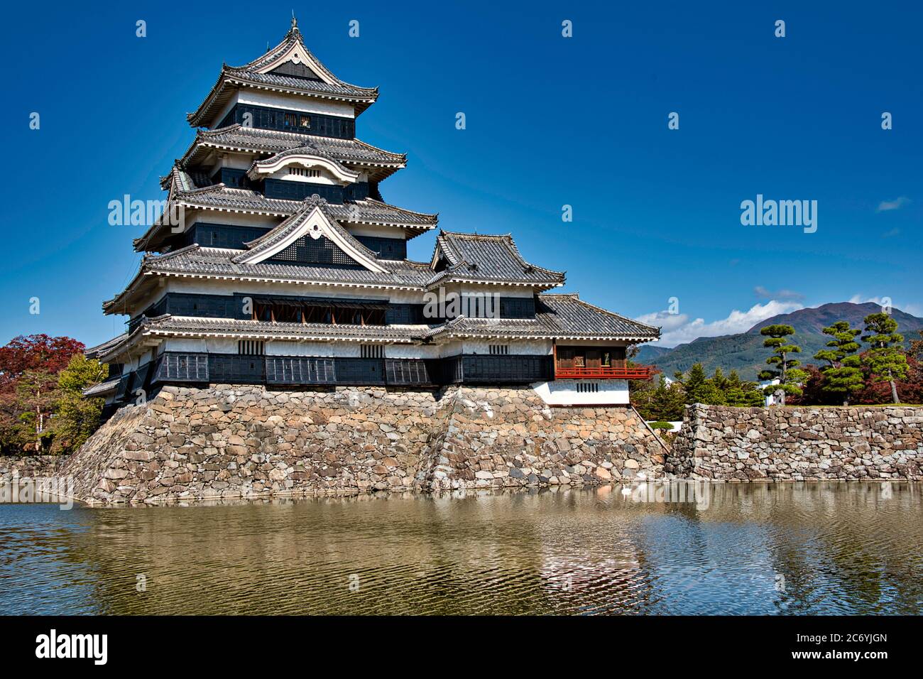 Le château de Matsumoto, l'un des plus grands châteaux historiques du Japon, a appelé le château de Crow pour sa couleur noire, Matsumoto, Nagano, Japon Banque D'Images