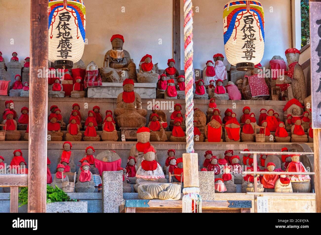 Les statues bouddhistes de Jizo défilent à Kiyomizu-dera, site classé au patrimoine mondial de l'UNESCO, Kyoto, Japon Banque D'Images