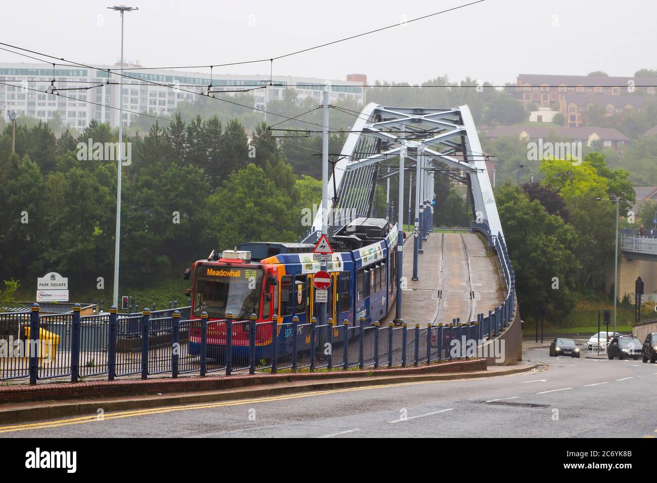 8 juillet 2021 ce tramway Stagecoach Supertram vers l'extérieur traverse le pont Bow String Arch à Park Square à Sheffield, en Angleterre, par une journée humide et brumeuse. C'est le cas Banque D'Images