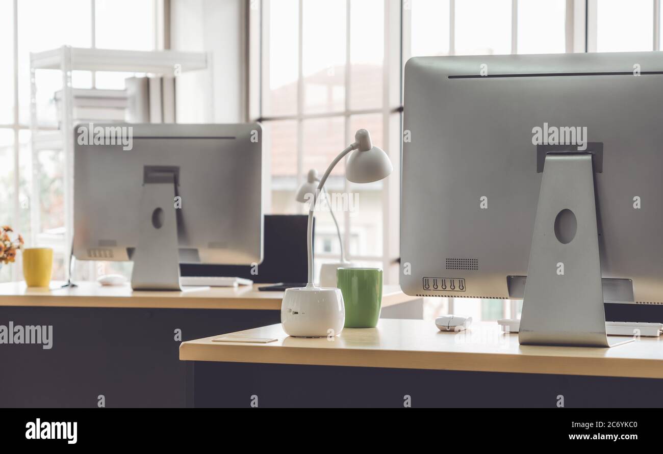 PC de bureau dans les petits bureaux modernes ou à domicile. Banque D'Images