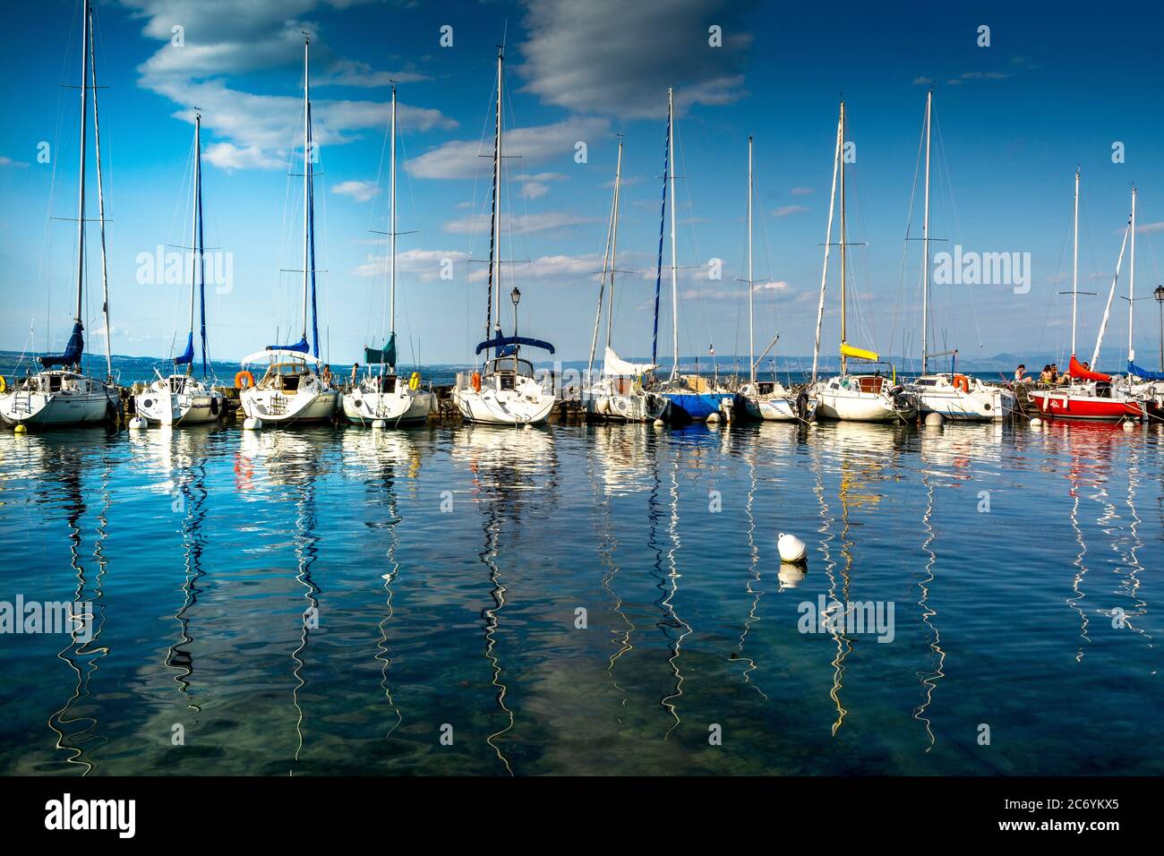 Port d'Yvoire étiqueté les plus Beaux villages de France. Lac Léman, département de haute Savoie, Auvergne-Rhône-Alpes. France. Banque D'Images
