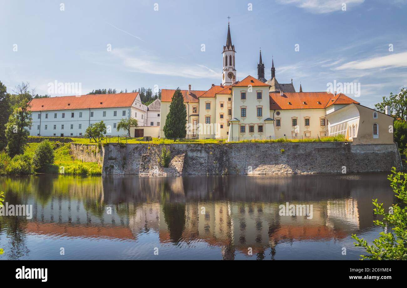 Le monastère de Vyssi Brod est un bâtiment historique situé au bord de l'eau, à Vyssi Brod, en république tchèque Banque D'Images