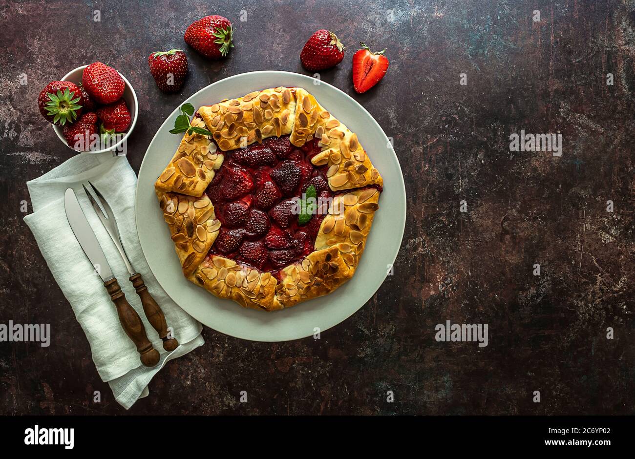 Plat de galette à tarte ouverte aux fraises maison Banque D'Images