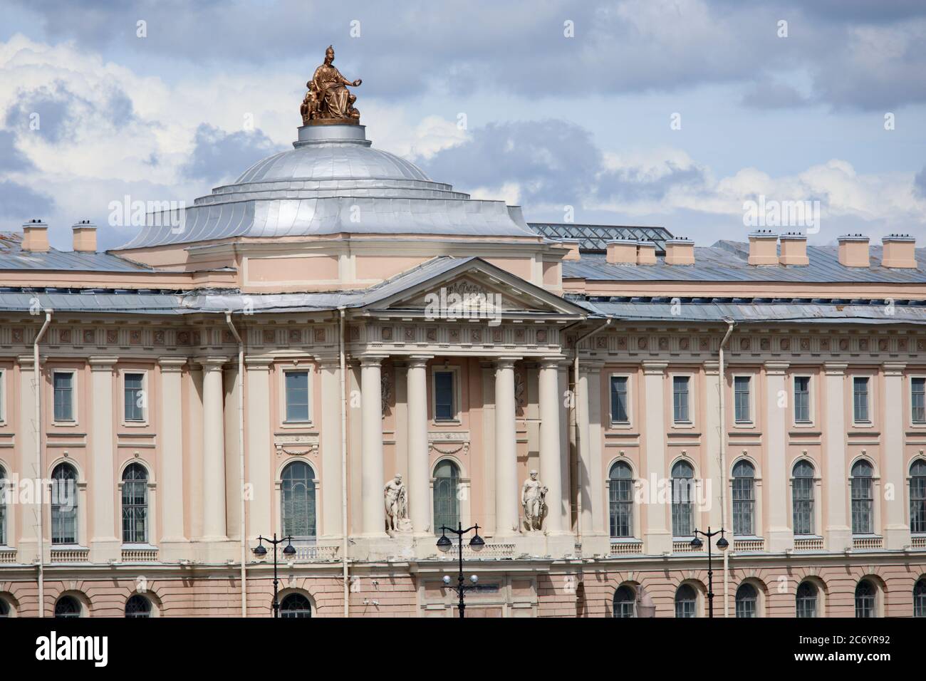 Saint-Pétersbourg, Russie - 12 juillet 2020 : construction de l'Académie des beaux-arts le bâtiment a été érigé en 1764-1788 sur l'île de Vasilievsky Banque D'Images