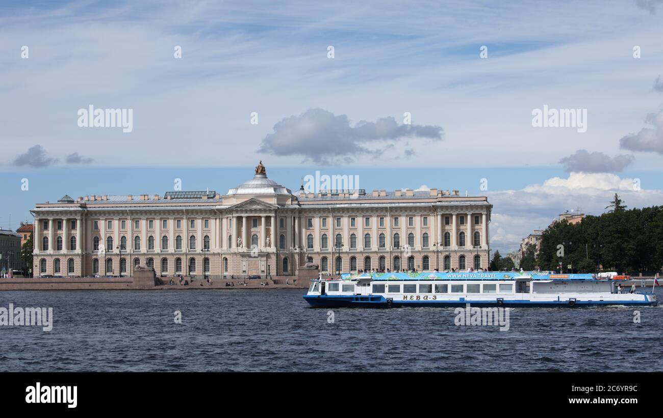 Saint-Pétersbourg, Russie - 12 juillet 2020 : bateau de visite dans la rivière Neva contre la construction de l'Académie des Beaux-Arts. Le bâtiment a été érigé en 1764-1788 sur l'île de Vasilievsky Banque D'Images