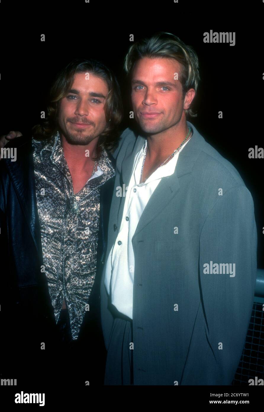 Universal City, Californie, États-Unis 15 décembre 1995 l'acteur Jaason Simmons et l'acteur David Chokachi assistent à la fête des nuits de Baywatch et Baywatch le 15 décembre 1995 à B.B. King's Blues Club à Universal City, Californie, États-Unis. Photo par Barry King/Alay stock photo Banque D'Images