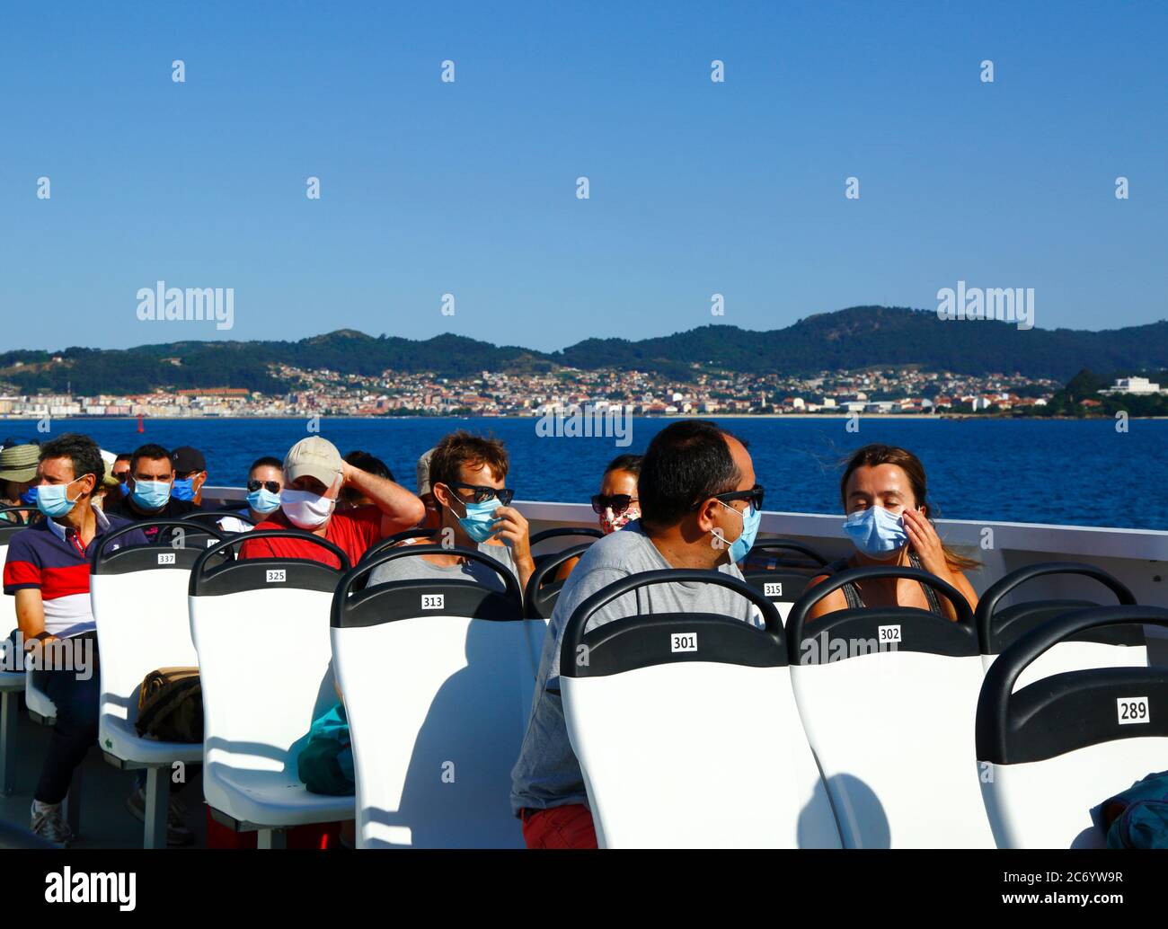 12 juillet 2020, Ria de Vigo, Galice, nord de l'Espagne: Passagers portant des masques sur le ferry de Vigo aux îles Cies, une destination touristique populaire au large de la côte de Galice. L'Espagne a assoupli les restrictions de voyage à partir du 21 juin après un verrouillage strict pour contrôler le coronavirus Covid 19 et de nombreux Espagnols reviennent sur les plages. Le port de masques est toujours obligatoire dans les transports publics. Banque D'Images