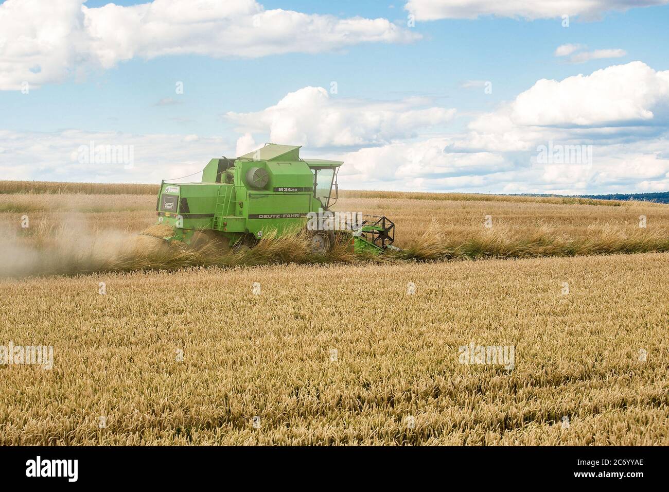 Bamberg, Allemagne 11 juillet 2020 : images symboliques - 2020 agriculteurs lors de la récolte de céréales avec la moissonneuse-batteuse sur un champ de céréales à Trosdorf près de Bamberg, Deutz M34.80, | utilisation dans le monde entier Banque D'Images