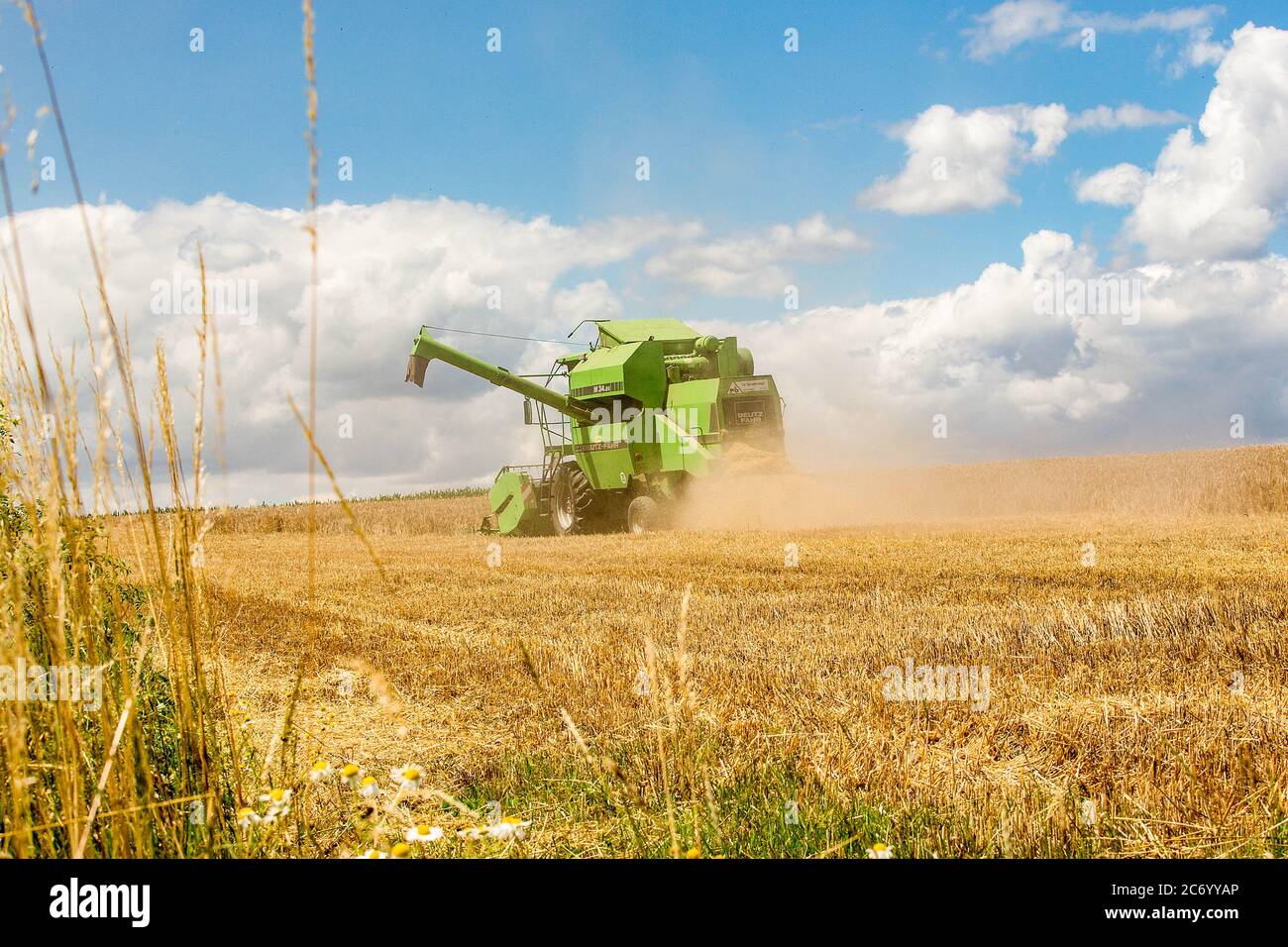 Bamberg, Allemagne 11 juillet 2020 : images symboliques - 2020 agriculteurs lors de la récolte de céréales avec la moissonneuse-batteuse sur un champ de céréales à Trosdorf près de Bamberg, Deutz M34.80, | utilisation dans le monde entier Banque D'Images