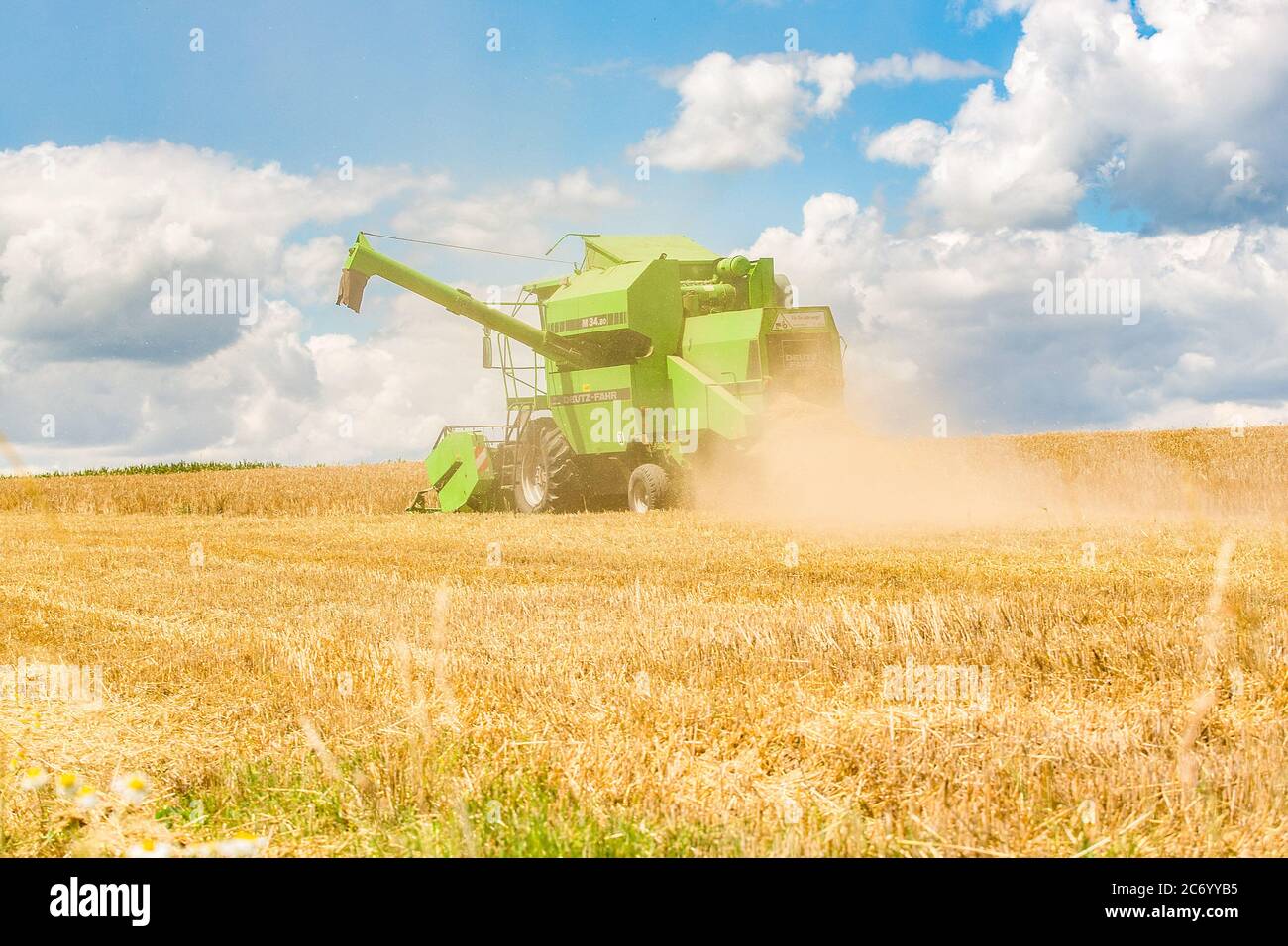 Bamberg, Allemagne 11 juillet 2020 : images symboliques - 2020 agriculteurs lors de la récolte de céréales avec la moissonneuse-batteuse sur un champ de céréales à Trosdorf près de Bamberg, Deutz M34.80, | utilisation dans le monde entier Banque D'Images