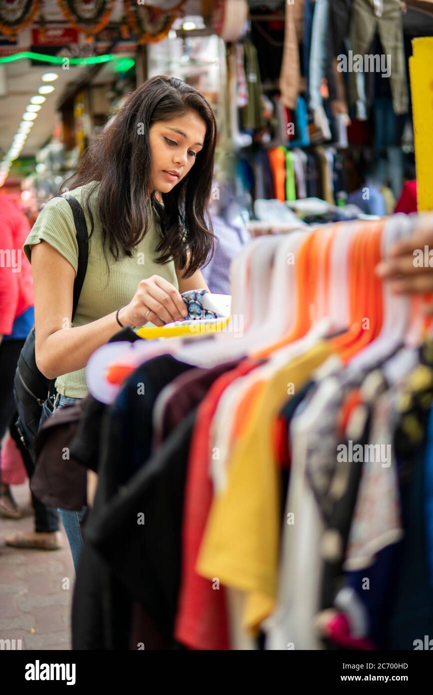 Adolescents shopping vetements Banque de photographies et d images a haute resolution Alamy