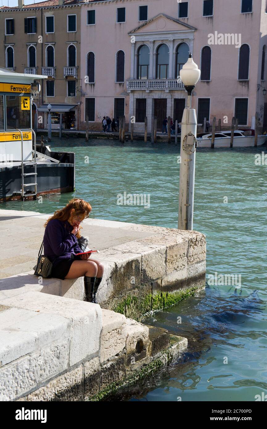 Europe, Italie, Vénétie, Venise, femme sur la jetée Banque D'Images