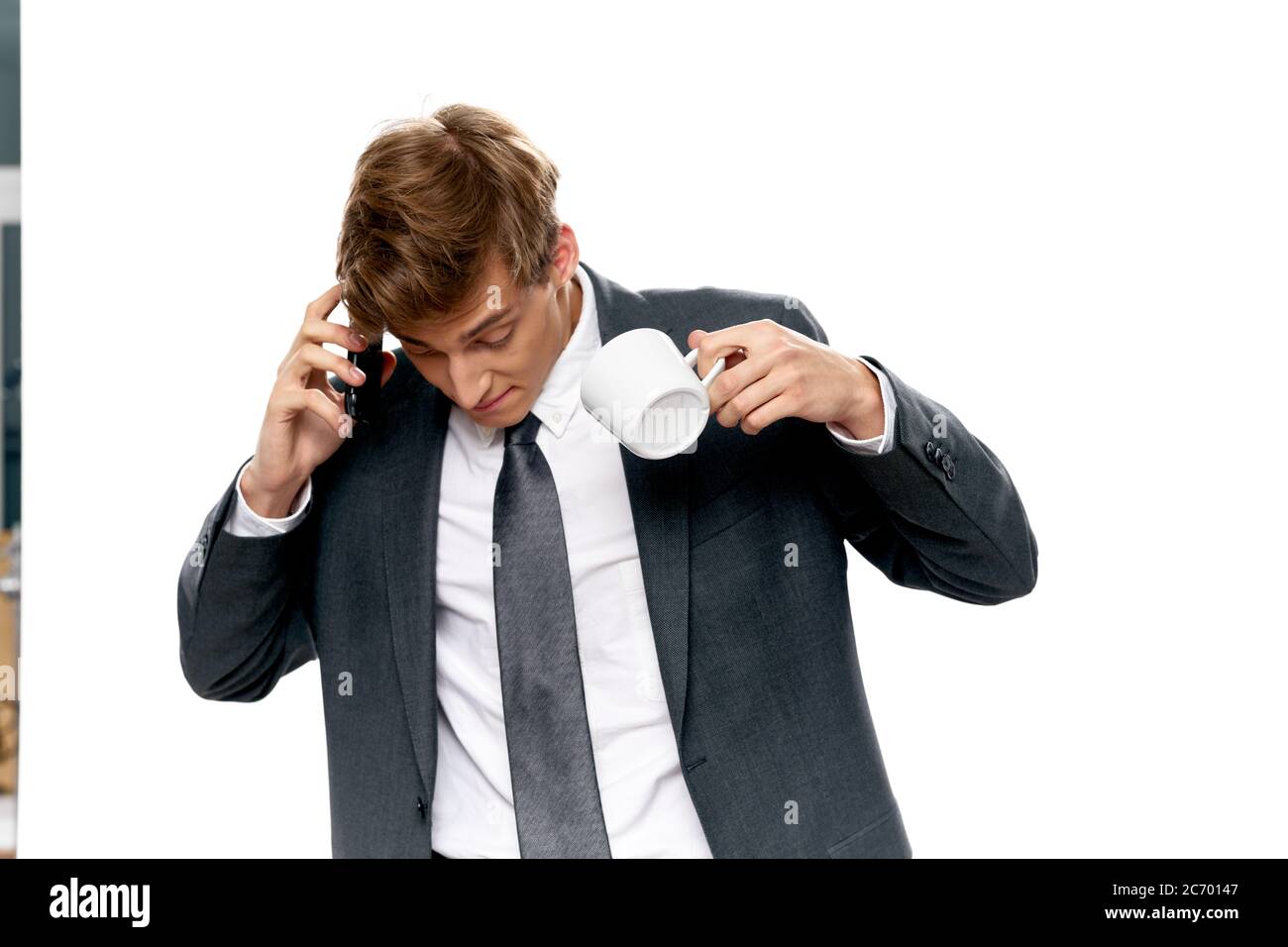 un homme dans un costume classique a renversé une tasse de café sur lui-même. Banque D'Images un homme dans un costume classique a renversé une tasse de café sur lui-même. Banque D'Images