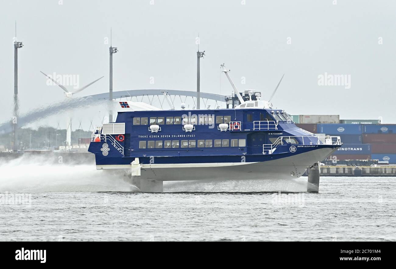 Un nouveau jetfoil à grande vitesse construit dans la baie de Tokyo le 13 juillet 2020, alors que Tokai Kisen Co. Lance le navire à passagers nommé Seven Island Yui sur la route reliant Tokyo, la préfecture de Shizuoka et la chaîne d'îles d'Izu le même jour. (Kyodo)==Kyodo photo via crédit: Newscom/Alay Live News Banque D'Images