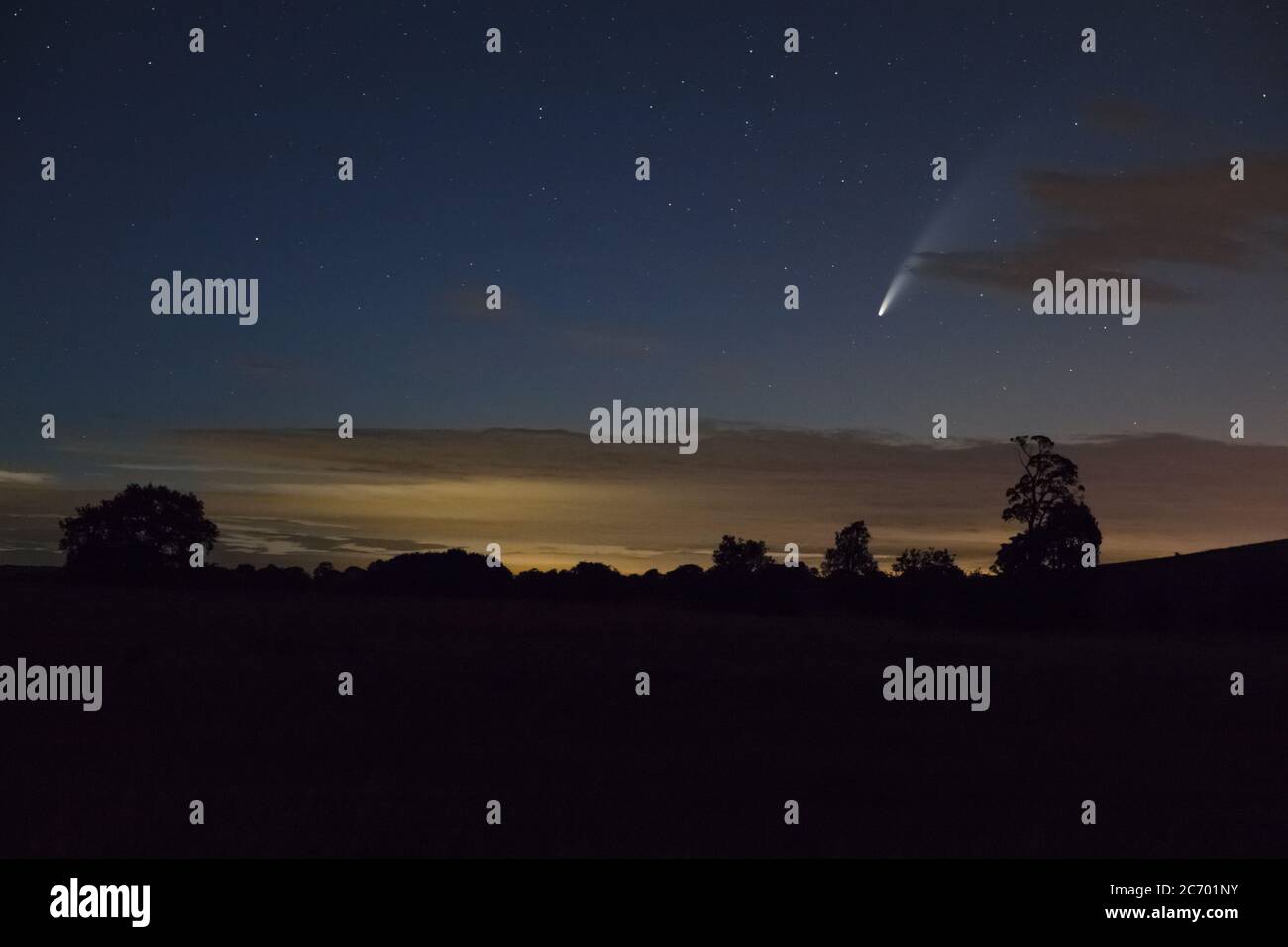 La comète Neowise (C/2020 F3) vue de Silbury Hill, Wiltshire, le 13 juillet 2020. Banque D'Images
