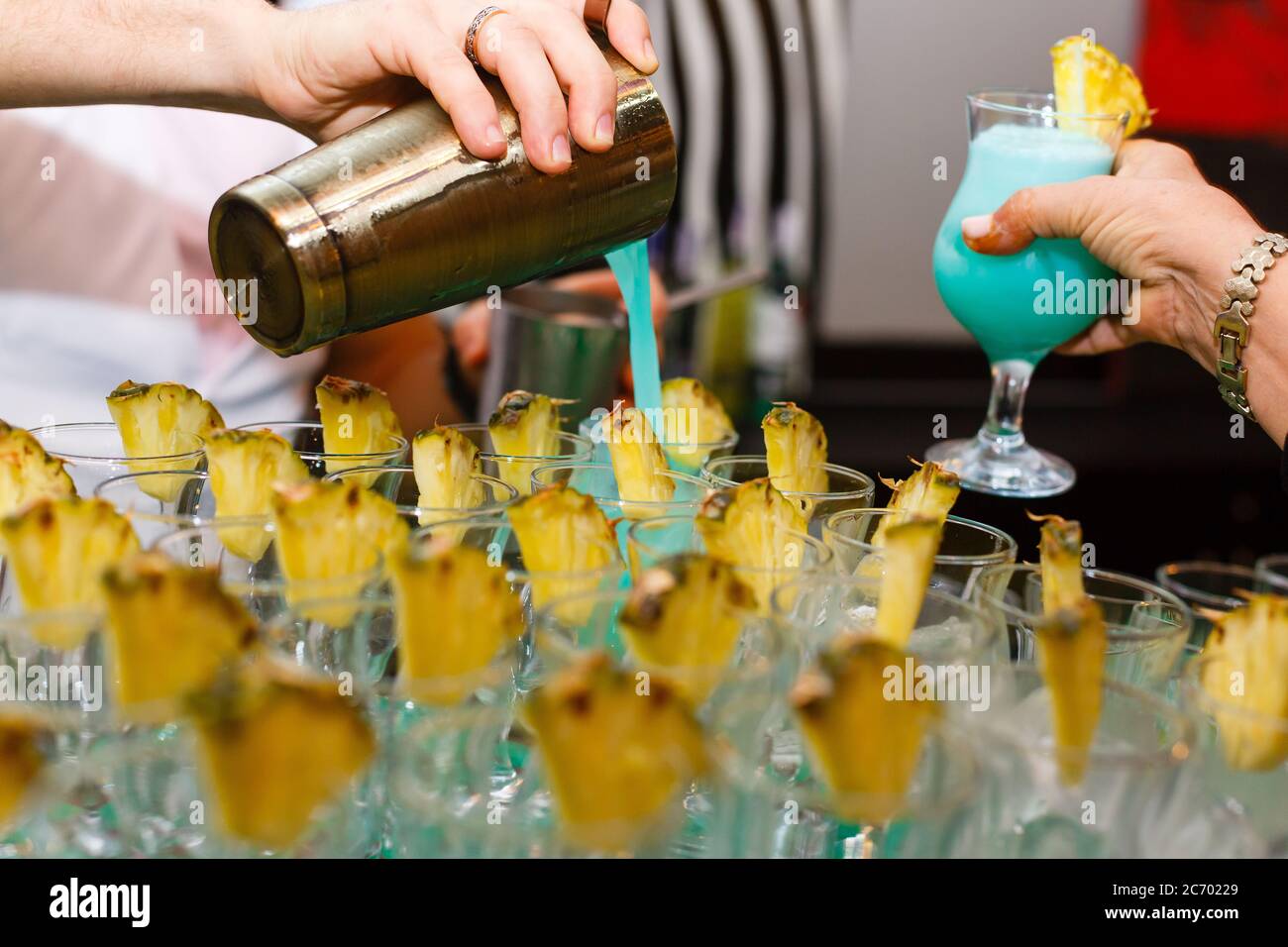 Une personne assise à une table avec des verres à vin Banque D'Images