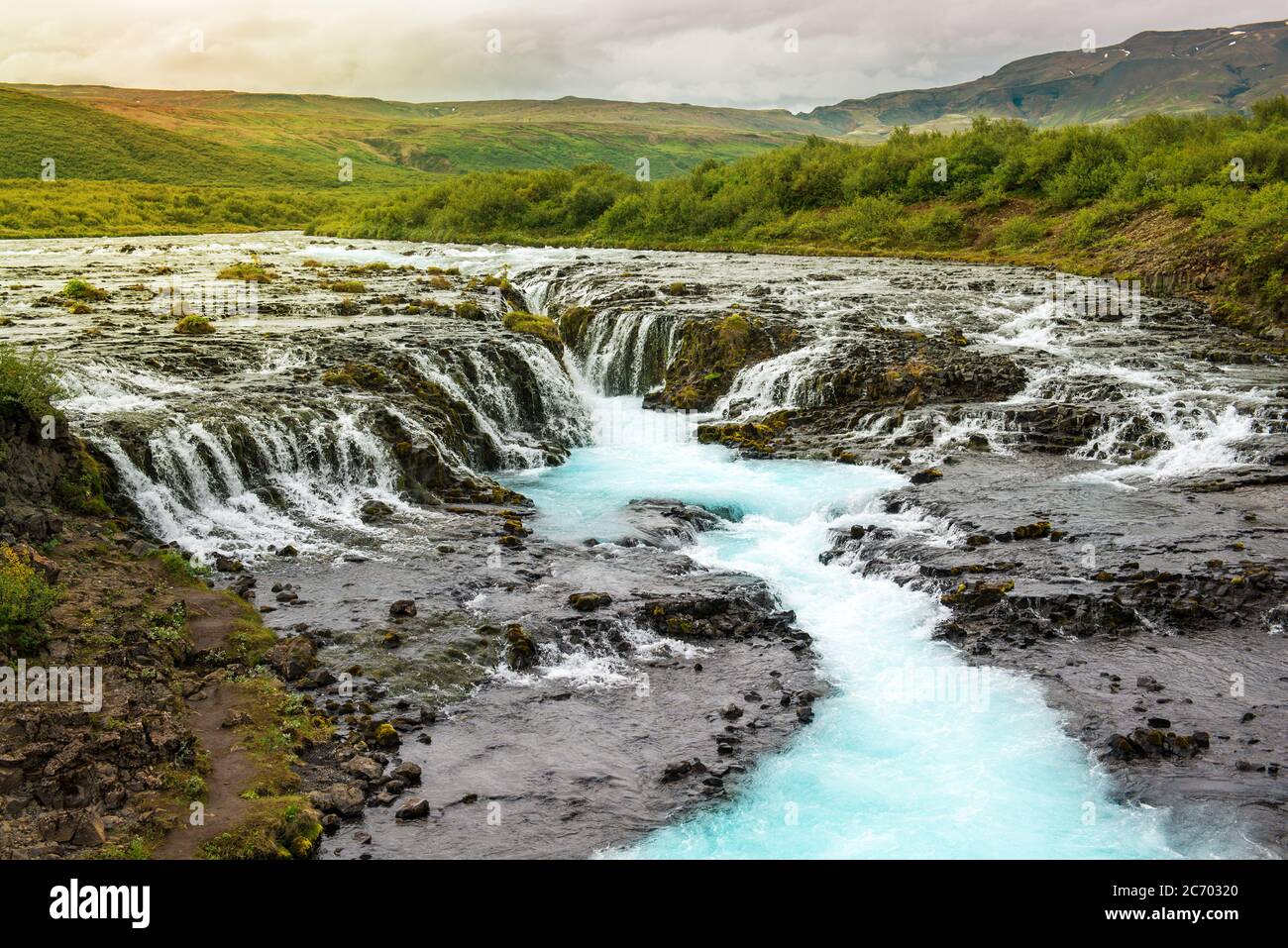 Cascade de Bruarfoss avec cascades d'eau turquoise au coucher du soleil, Islande Banque D'Images