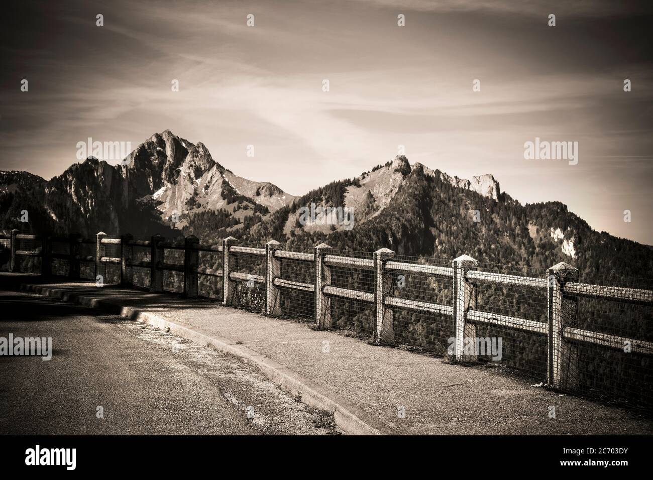 Mont Billiat, Col de Trechauffe. Le Géopark Chablais UNESCO et vue sur la vallée de l'abondance, haute Savoie, Auvergne Rhône Alpes, France Banque D'Images