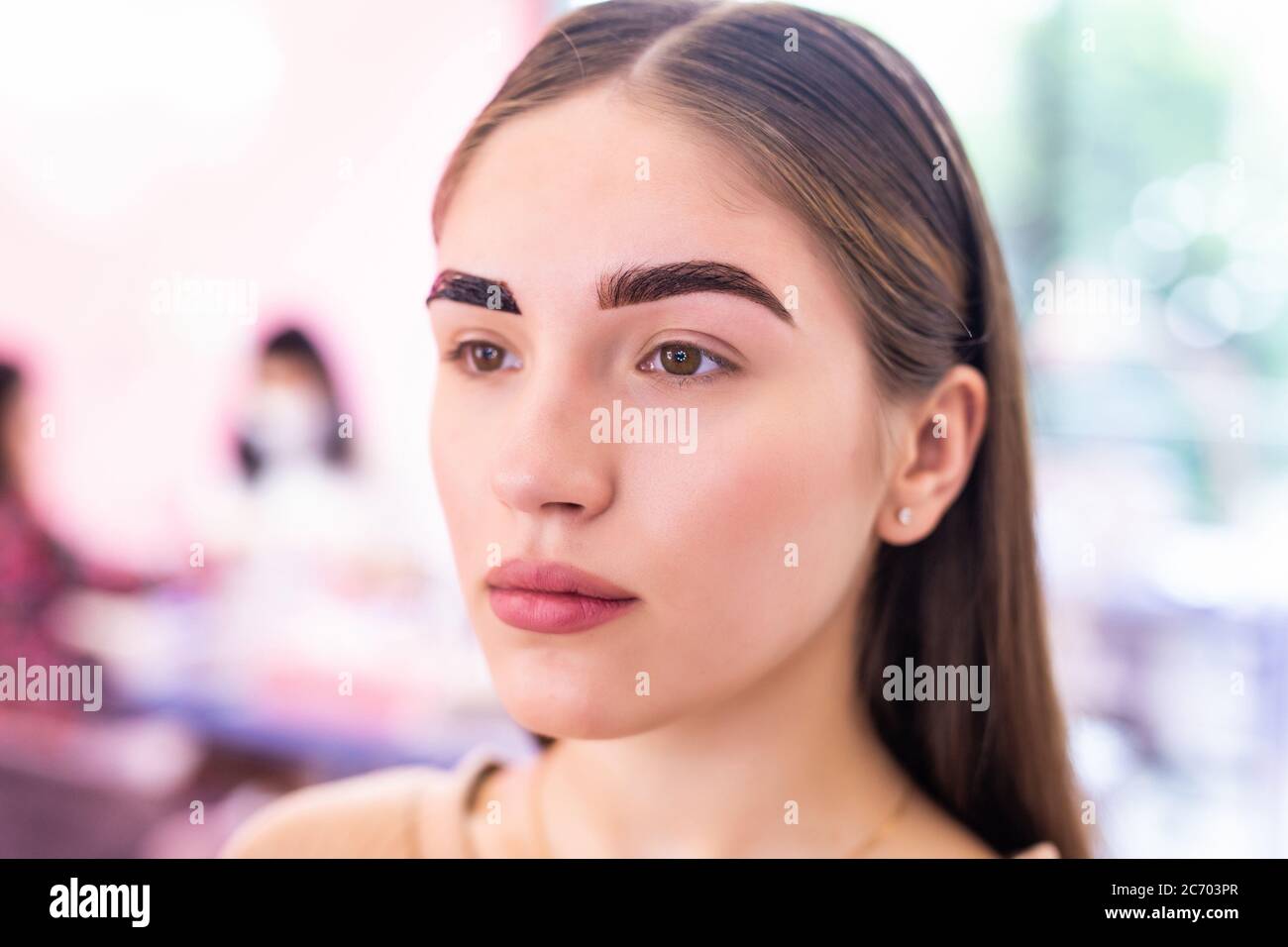 Maquilleuse femme sourcils gros plan. Maquillage professionnel et soin de  la peau Photo Stock - Alamy