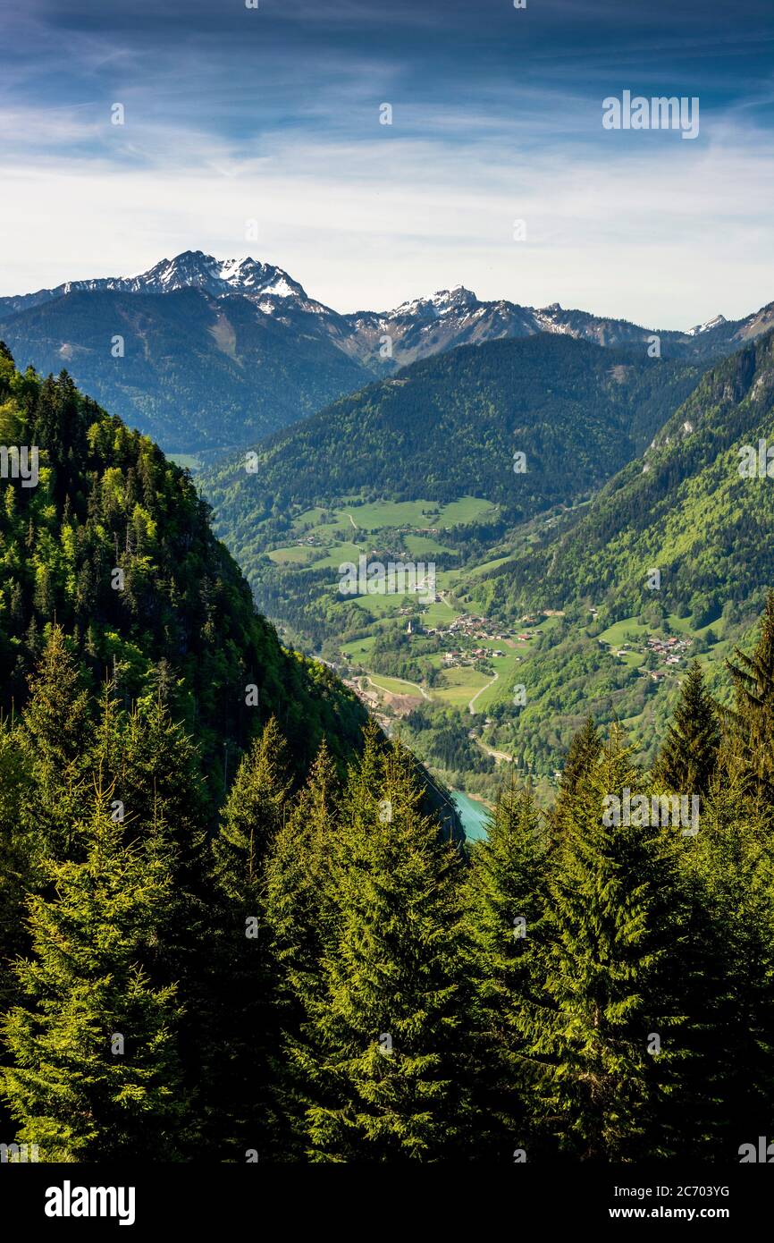 Col de Trechauffe. Le Géopark Chablais UNESCO et vue sur la vallée de l'abondance, haute Savoie, Auvergne Rhône Alpes, France Banque D'Images