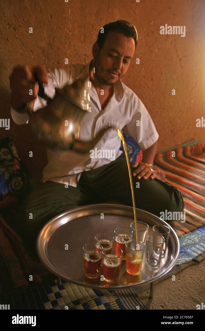 Un homme qui verse du thé dans un style marocain. Maroc. 6 octobre 2006. Banque D'Images