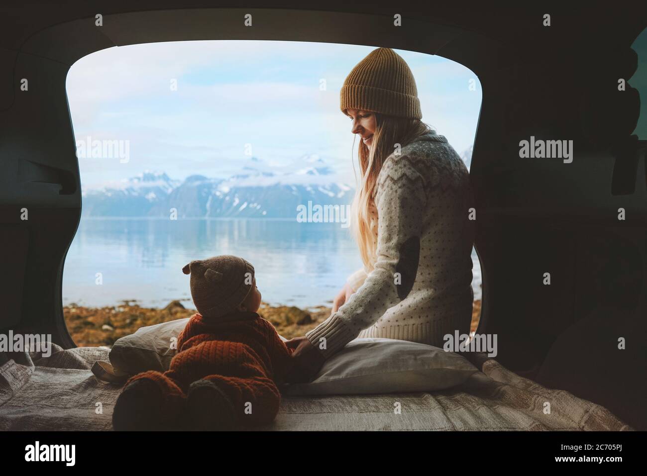 Mère avec bébé en voiture famille voyage voyage voyage route femme avec enfant profiter de la vue sur les montagnes de camping-car van sain voyage de style de vie en Norvège Banque D'Images