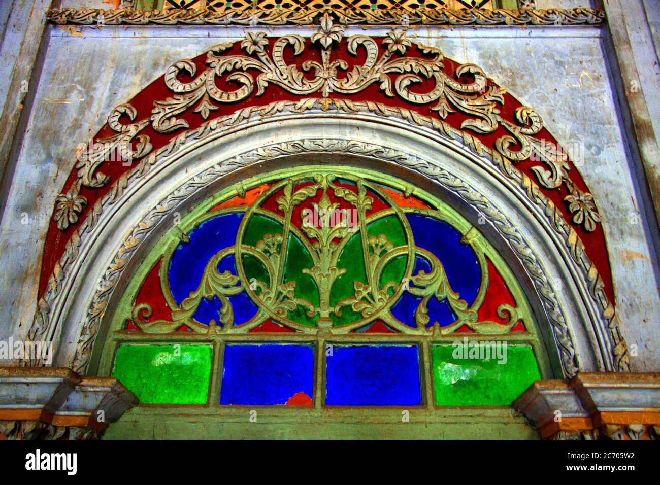 Des motifs délicats sur le mur d'une salle de danse à Mograpara, dans la ville historique de Panam Nagar. Mograpara, Sonargaon, Narayangonj, Bangladesh. 2 novembre 2008. Banque D'Images