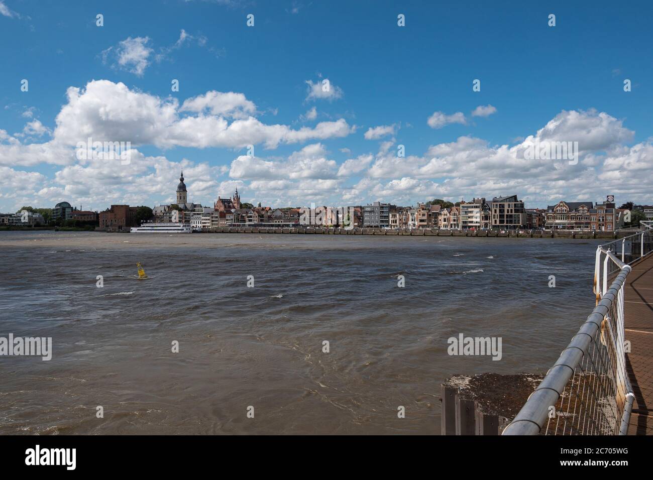 Temse, Belgique, paysage urbain depuis le pont de Temse avec un beau ciel nuageux Banque D'Images
