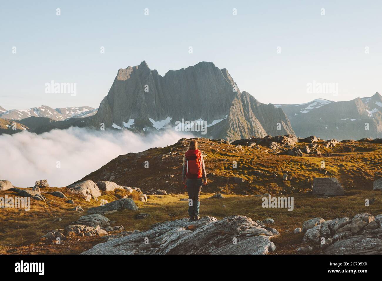 Femme randonnée routard dans les montagnes aventure voyage extrême vacances sain style de vie en plein air écotourisme en Norvège activité d'été Banque D'Images