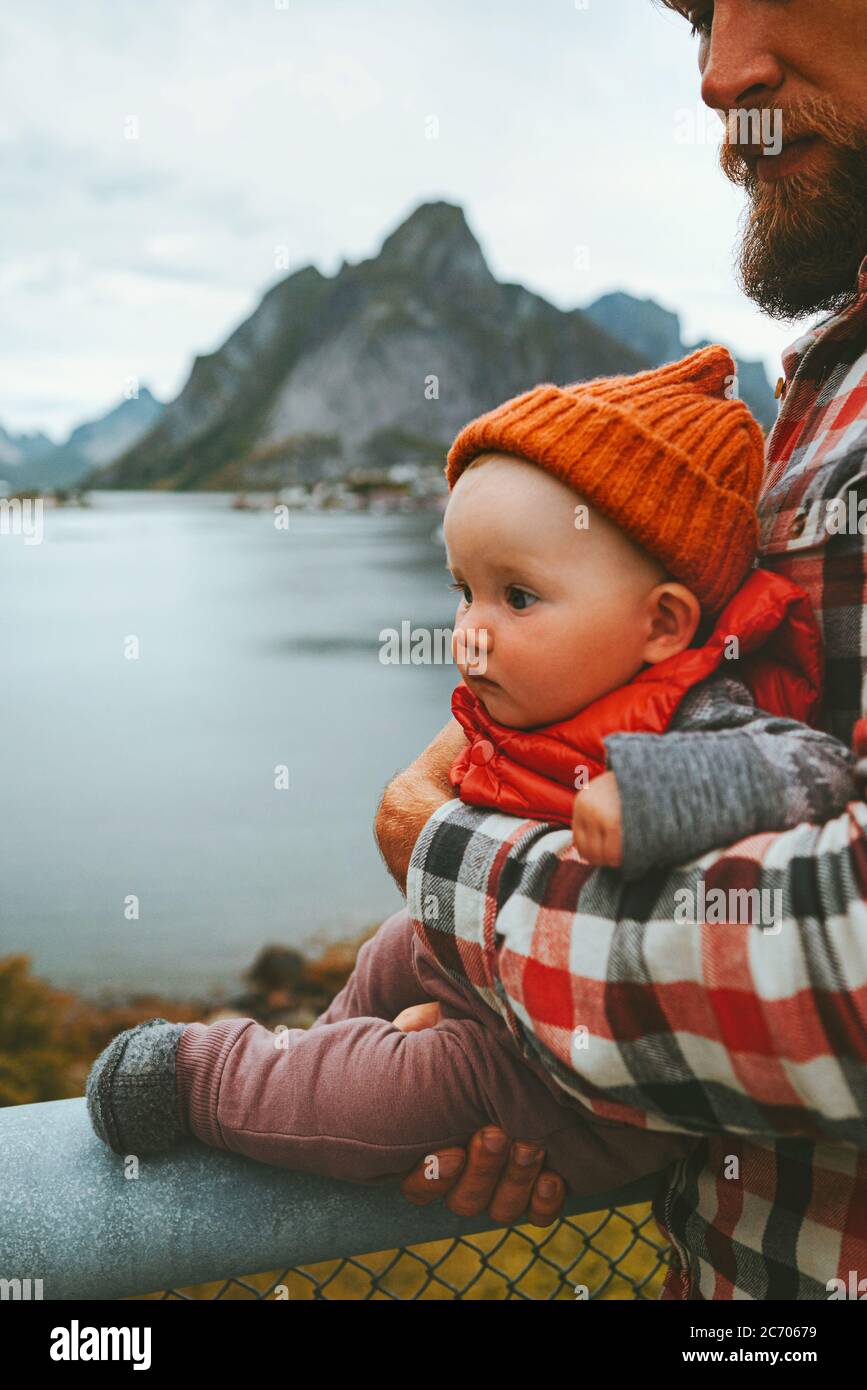 Enfant Voyageant Avec Un Pere En Norvege Famille Style De Vie Exterieur Vacances Bebe Mode Enfant Porter Chapeau Orange Et Gilet Rouge Visite De Reine Vil Photo Stock Alamy