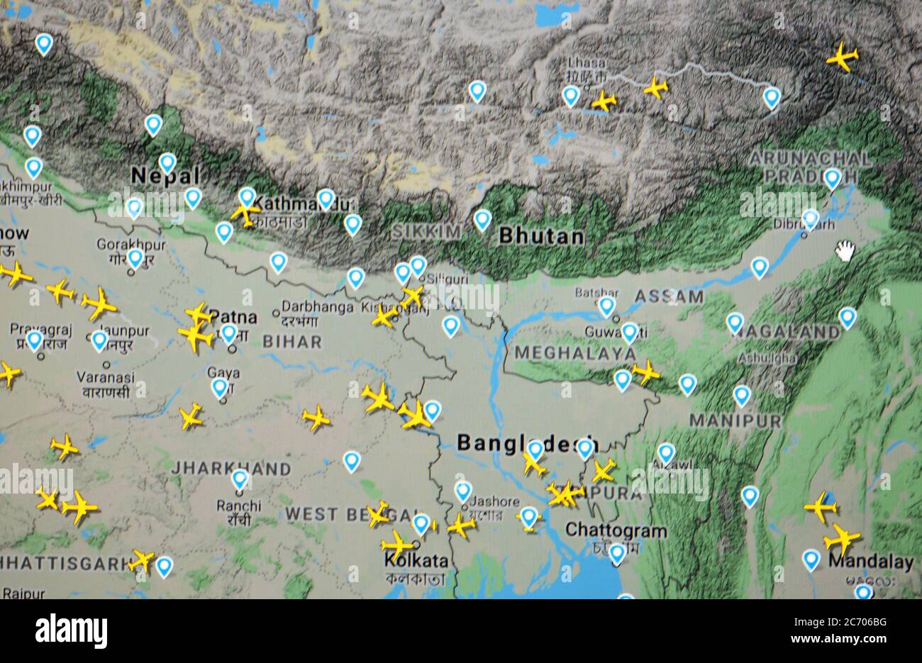 Trafic aérien au-dessus du Tibet, du Népal, du Bhoutan, du Bangladesh, de l'Inde et du Myanmar (13 juillet 2020, UTC 08.18) avec le site Flightracar 24 de Svenska Resenätverket AB Banque D'Images