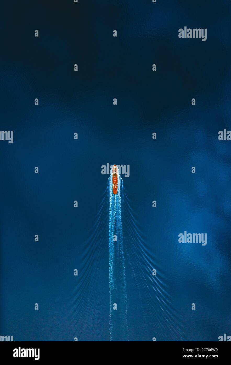 Vue aérienne mer et navire naviguant sur le dessus de drone paysage de haut niveau de style minimal Banque D'Images