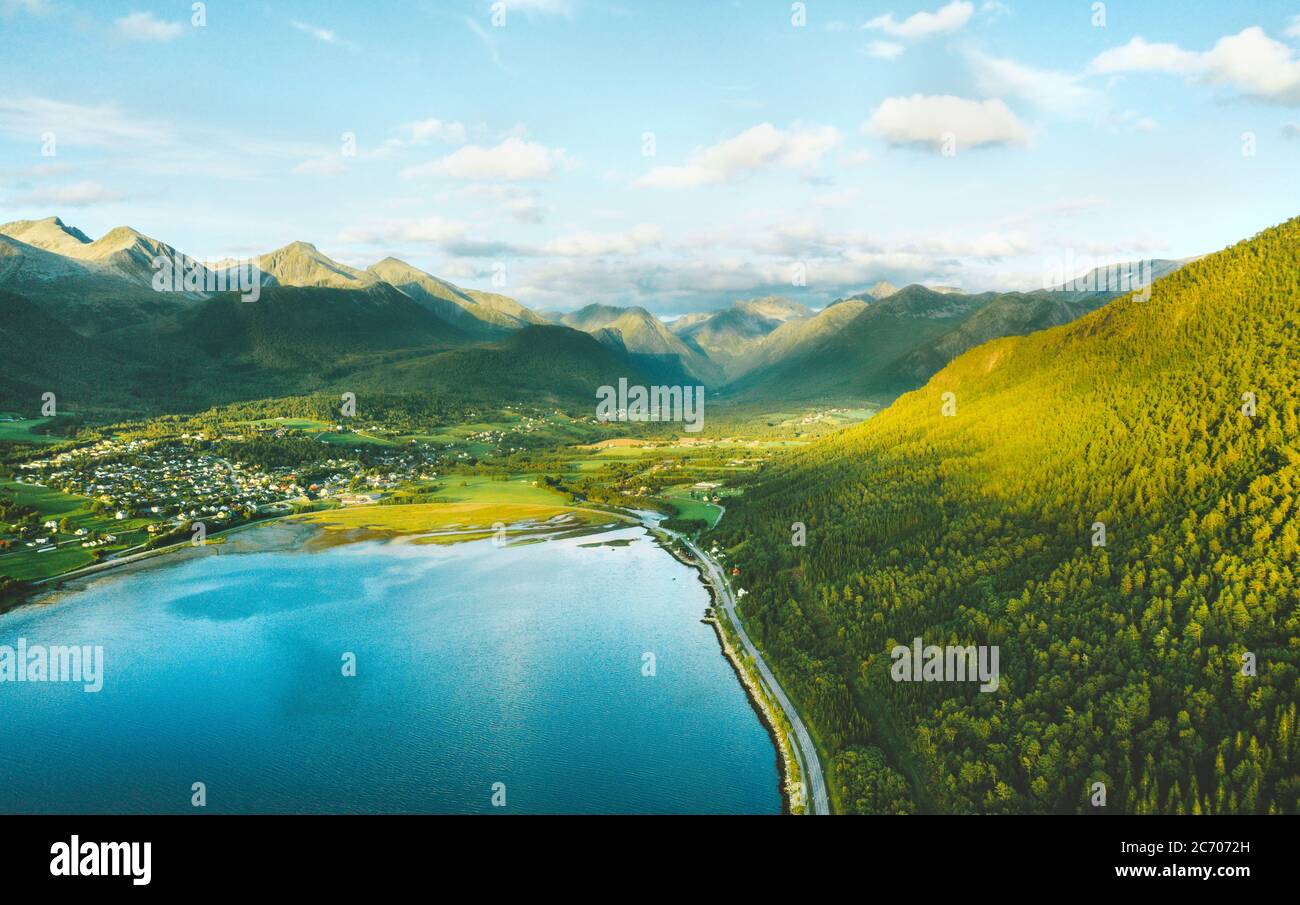 Vue aérienne fjord et forêt montagnes paysage en Norvège destinations de voyage nature Andalsnes été paysage Banque D'Images