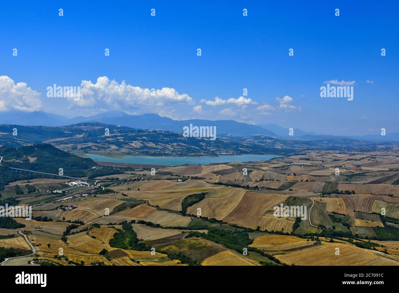 Vue sur le lac Conza dans la province d'Avellino, Italie. Banque D'Images