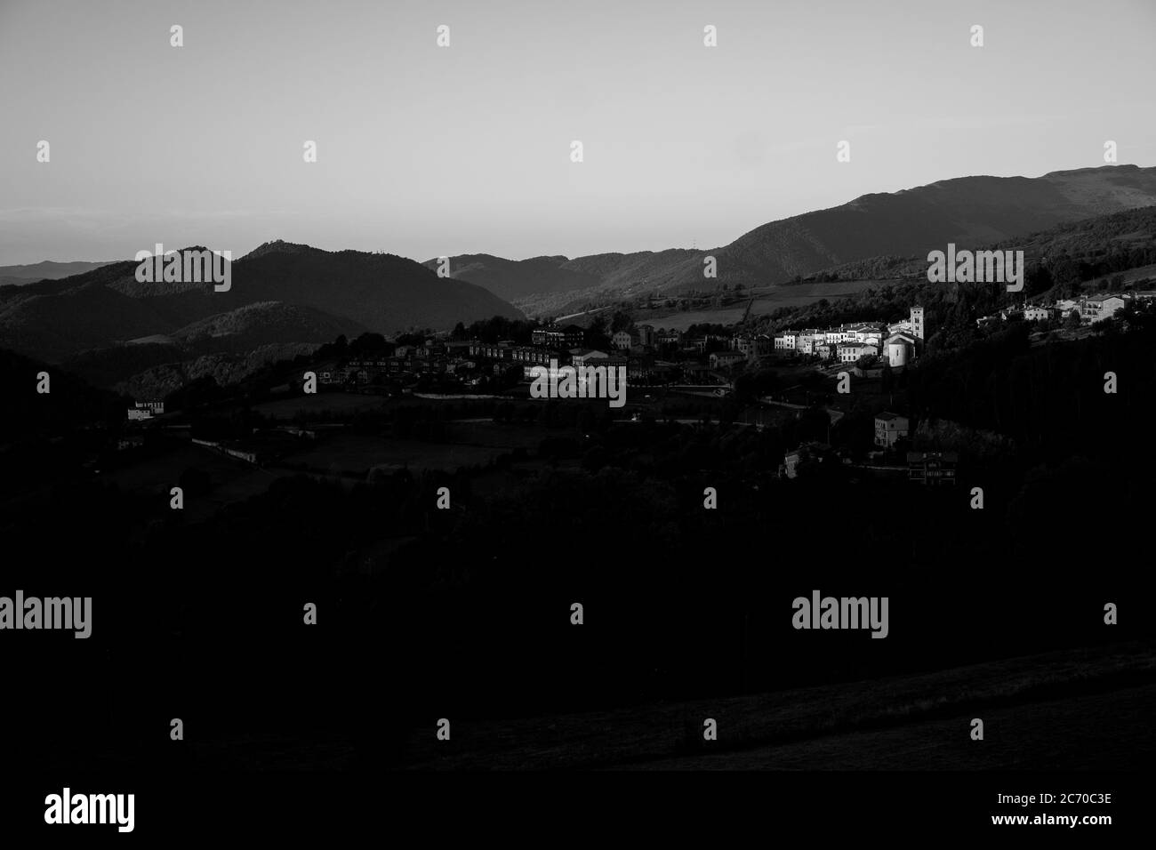 Vue d'ensemble du village de Mollo dans les Pyrénées catalanes, Espagne. Date: 28/09/2017. Photo: Xabier Mikel Laburu. Déjà mentionné au X siècle, Mollo est un village frontière avec la France, pour cette raison, à la fin de la guerre civile espagnole, il a également été le témoignage de l'exode de l'armée républicaine en France, toujours à la mémoire de nombreux villageois âgés. C'est un des nombreux villages du centre de la Catalogne où la plupart de ses habitants sont favorables à l'indépendance. Banque D'Images