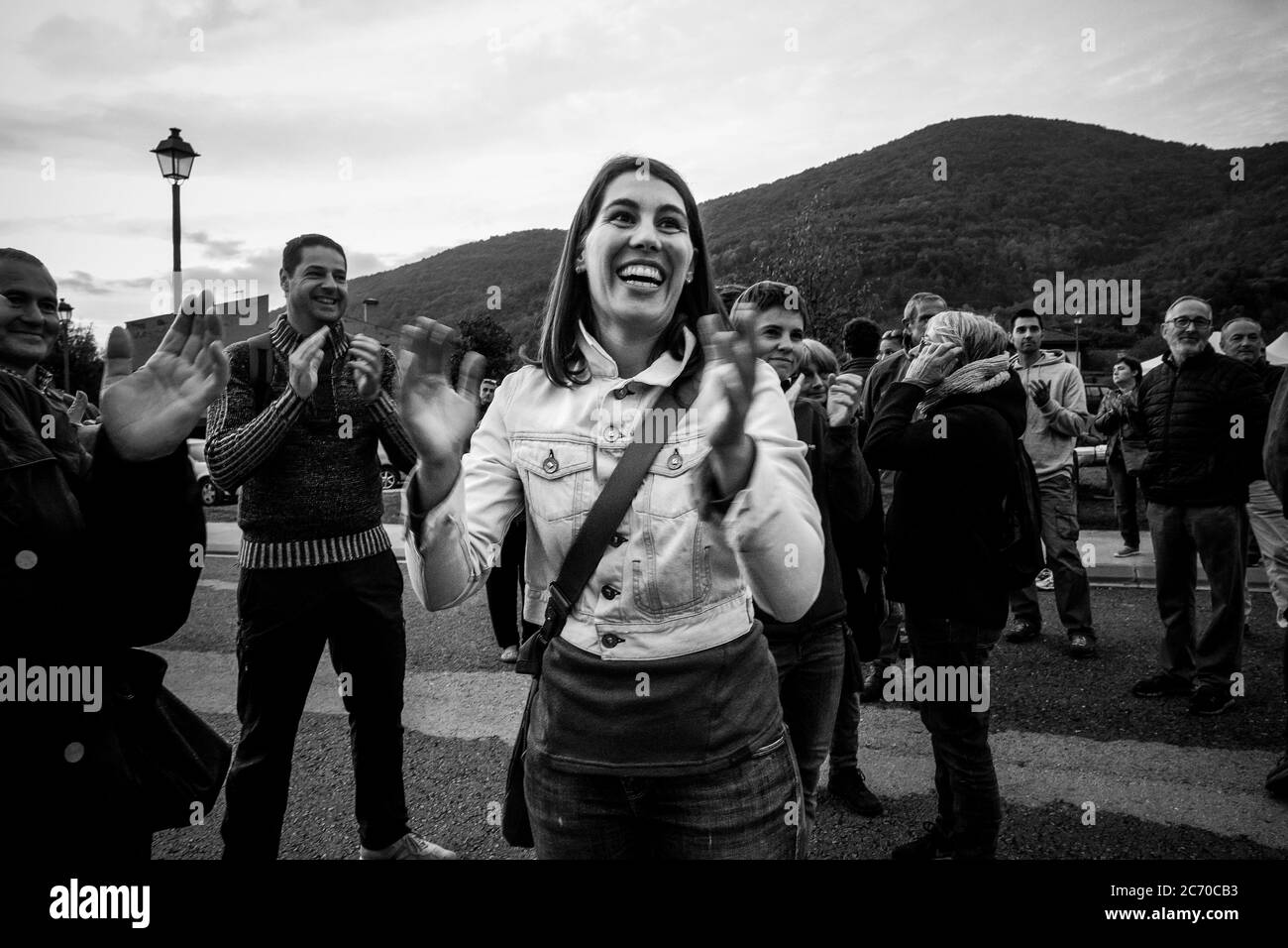 Les gens célèbrent la fin du vote à Riudaura, en Espagne. Date : 01-10-2017. Photo: Xabier Mikel Laburu. Une fois l'école de scrutin fermée, toute la tension s'est accumulée suite à la situation tendue qui comprenait quatre fausses alarmes ont explosé à un acclament bien mérité des villageois. Banque D'Images