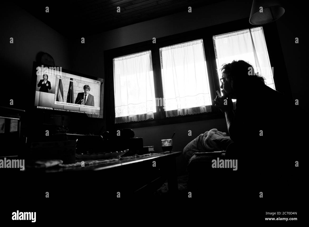 Blanca, membre de l'Assemblée nationale catalane, regarde la conférence de presse de Puigdemont sur sa télé. Date: 26/10/2017. Photo: Xabier Mikel Laburu. On a dit que le Président catalan Puigdemont annoncerait de nouvelles élections pour le Gouvernement catalan, à la fin il a déclaré le négatif du Gouvernement espagnol à négocier et que l'indépendance poursuivrait sa voie. Banque D'Images