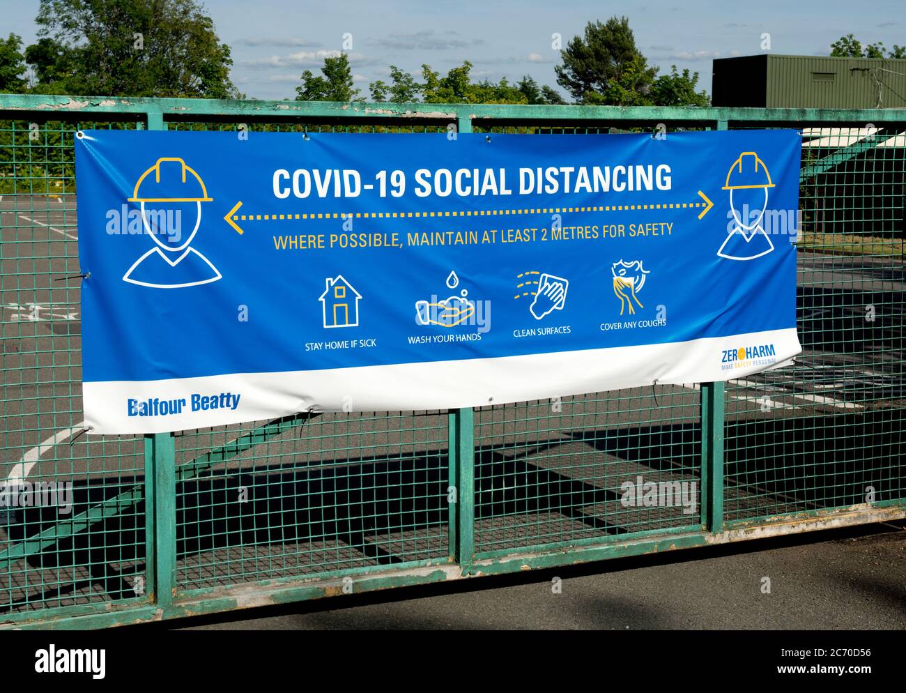Balfour Beatty Covid-19 social distancing Banner, Warwick, Royaume-Uni Banque D'Images