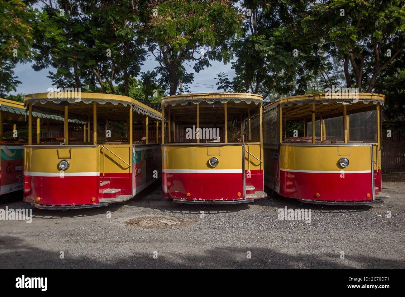 Tramway jaune dans le parc siam thailand Banque D'Images